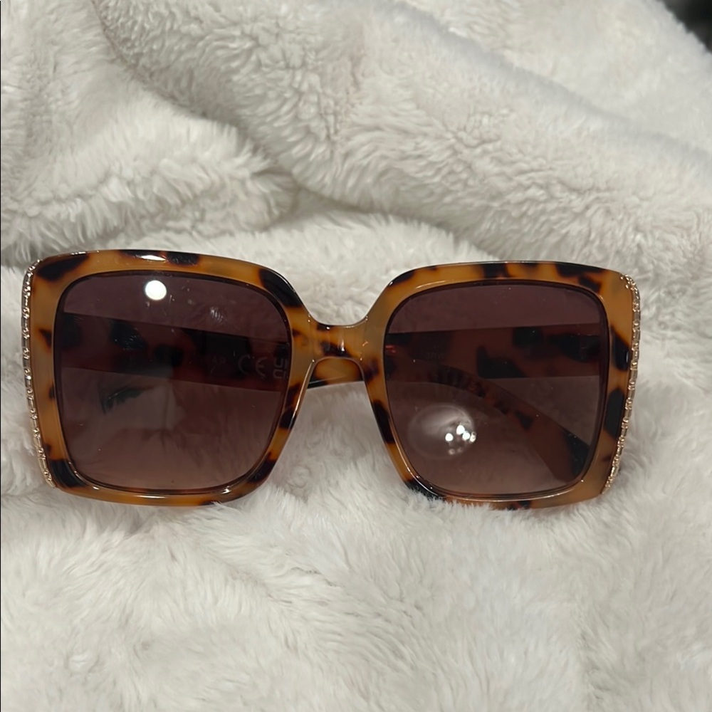 Rocawear Brown tortoiseshell sunglasses with Unique Design